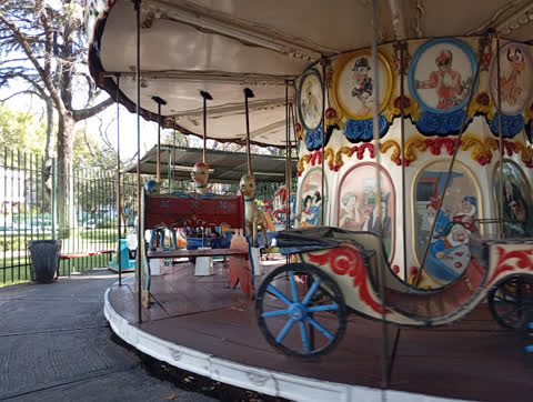 Calesita de la Alegria de la Plaza Aristobulo del Valle
