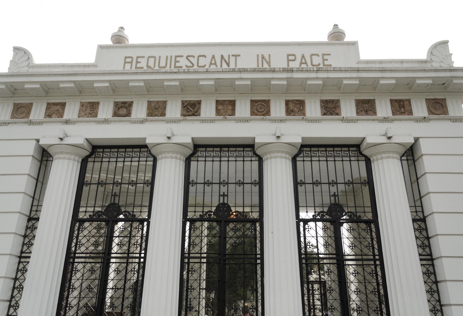 Peristilos de los Cementerios de la Recoleta, Chacarita y Flores